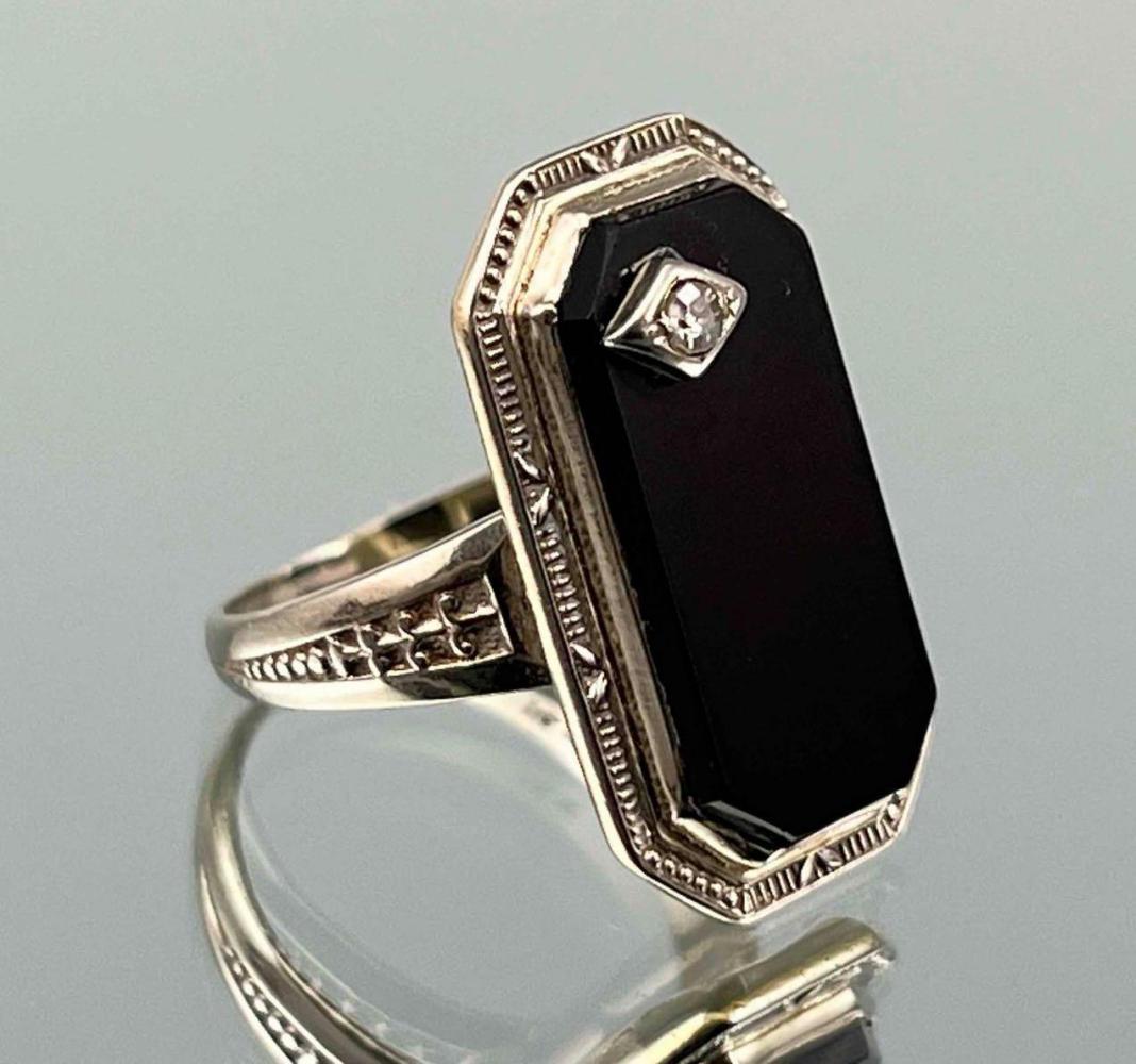 14K Art Deco Diamond & Onyx Ring: 14K Art Deco Diamond & Onyx Ring, 4.0g. Marked 14K. Ring Front Approximately 0.8125L x 0.5W in. Approximate Ring Size 4. ALL CREDIT CARDS WILL BE MANUALLY VERIFIED PRIOR TO SHIPMENT.