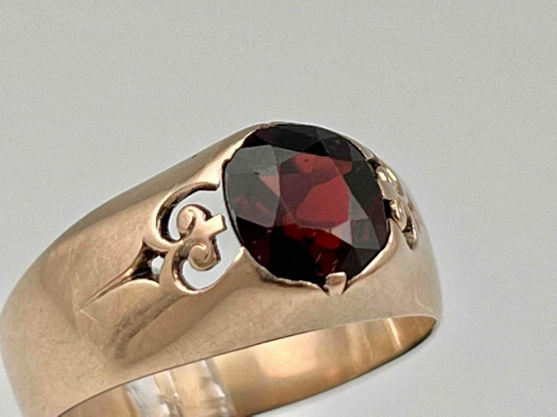 Antique 8K Garnet Ring: Antique 8K Garnet Ring, 3.0g. Marked 333. Garnet Approximately 6.9mm. Approximate Ring Size 7.5.