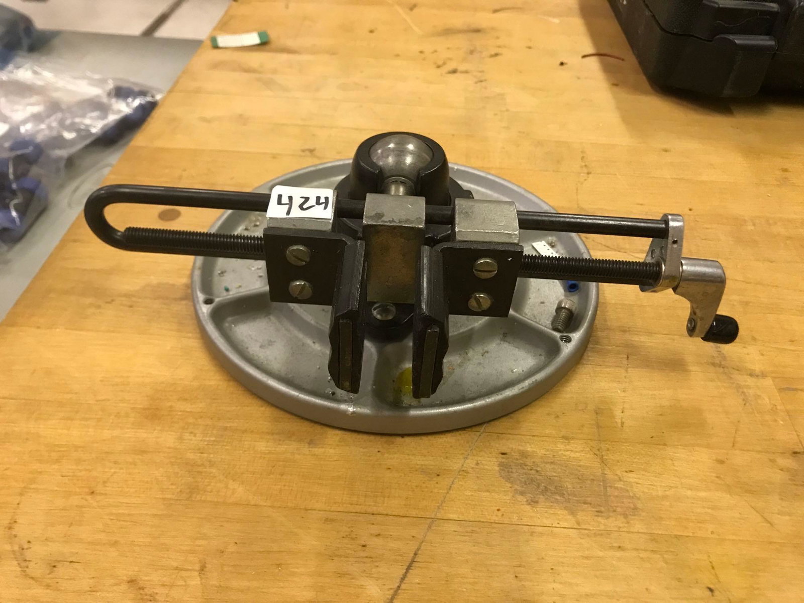 Table Top Pivoting Vice: Table top pivoting vice NO SHIPPING AVAILABLE All items sold as is where is. There are No guarantees to functionality, condition, (owner of business states that items are functional Clark's does NOT g