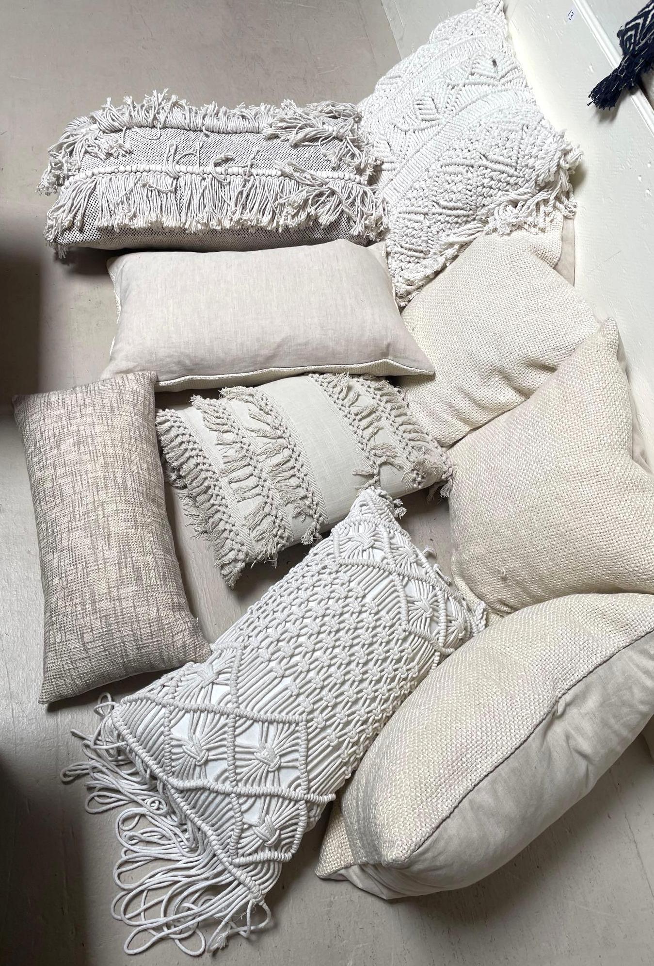 No Shipping  Lot Of Tan & White Throw Pillows (1 of 4)