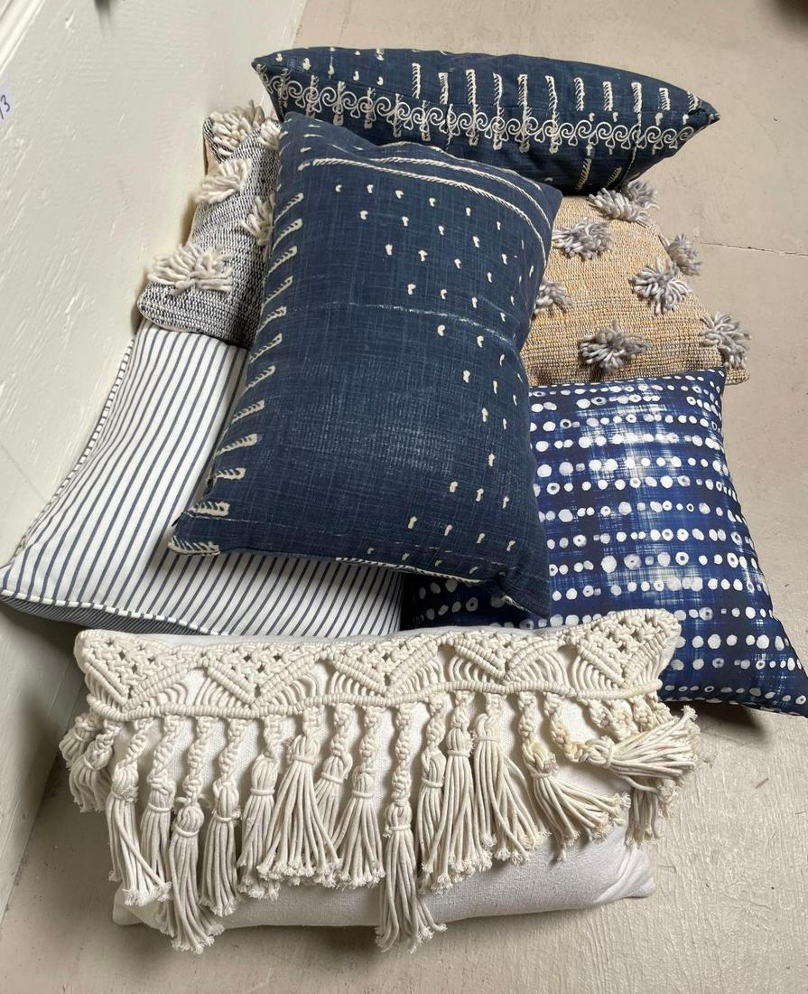 No Shipping  Lot Of Blue White & Gold Throw Pillows (1 of 3)