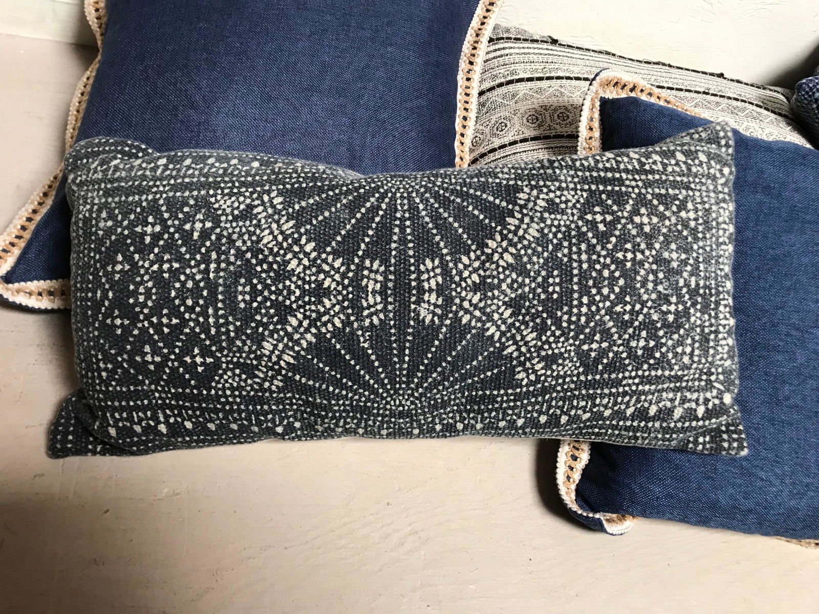 No Shipping  Lot Of Blue And White Throw Pillows (1 of 3)