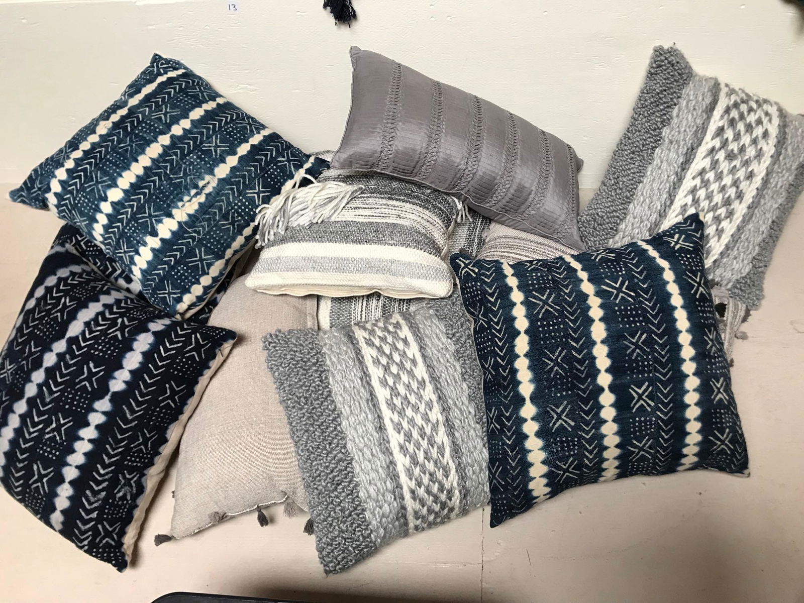 No Shipping  Lot Of Navy & Gray Throw Pillows (1 of 4)