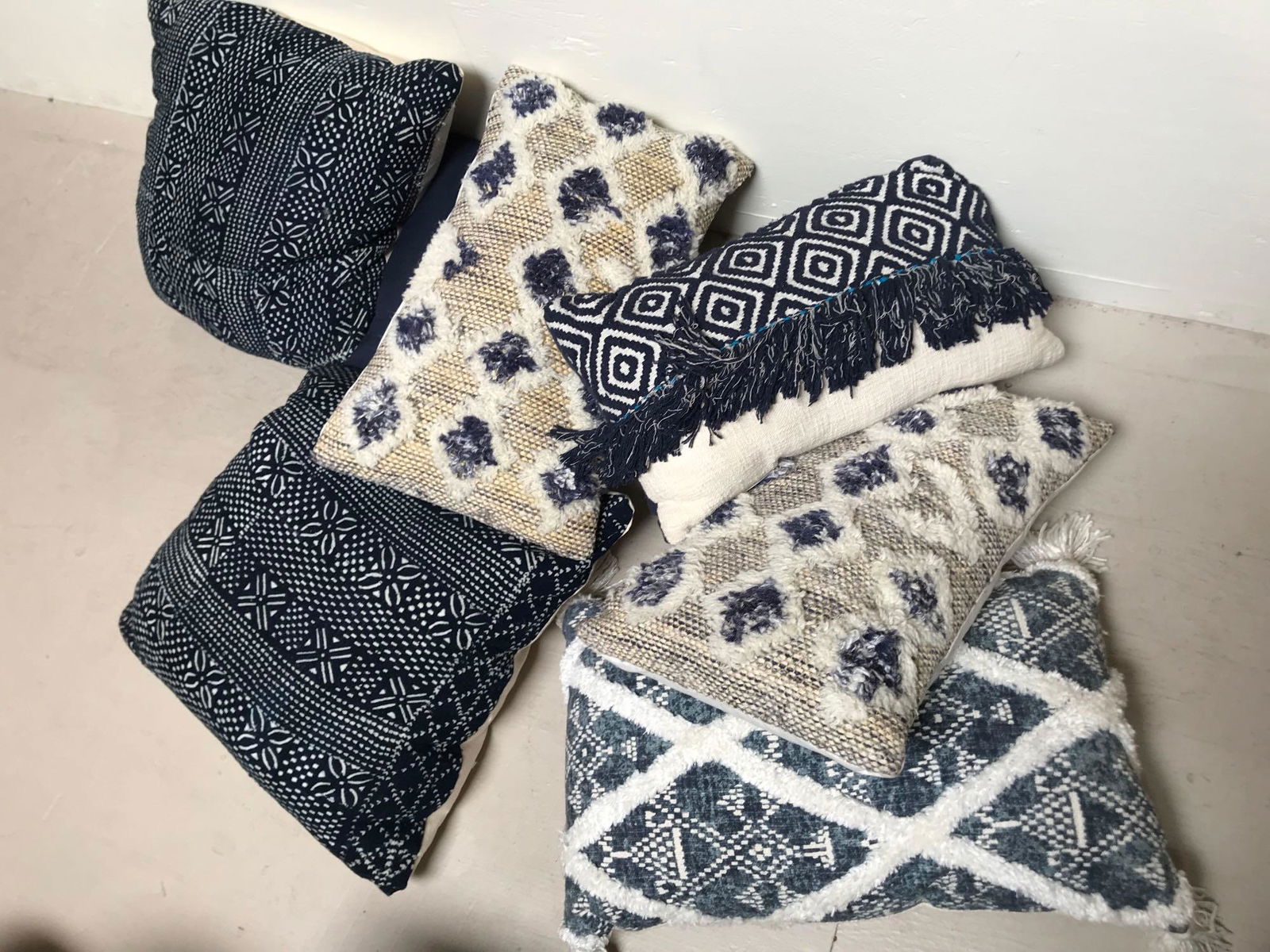 No Shipping  Lot Of Navy And White Throw Pillows (1 of 5)