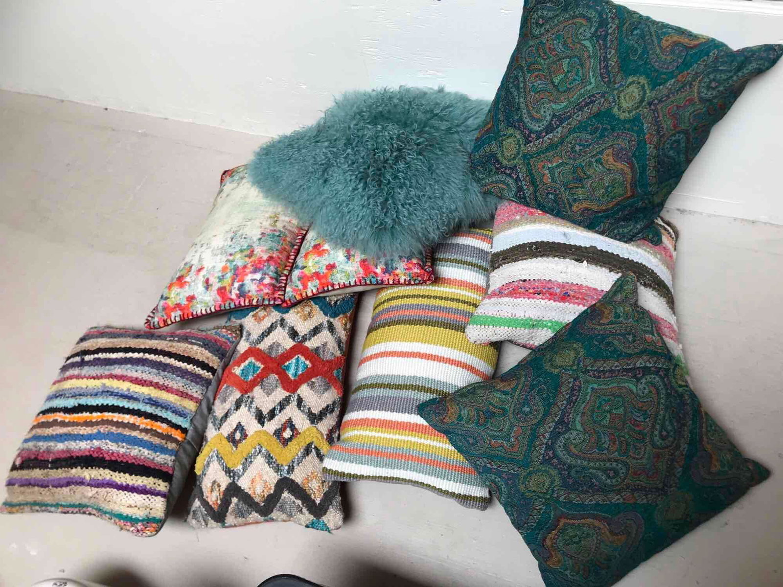 No Shipping Lot Of Colorful Throw Pillows: LOCAL PICK UP ONLY, WESTSIDE SANTA CRUZ, 95060 LOCAL PICK UP ONLY, WESTSIDE SANTA CRUZ, NO SHIPPING, Lot Of Colorful Throw Pillows NO SHIPPING AVAILABLE All items sold as is where is. There are No gua