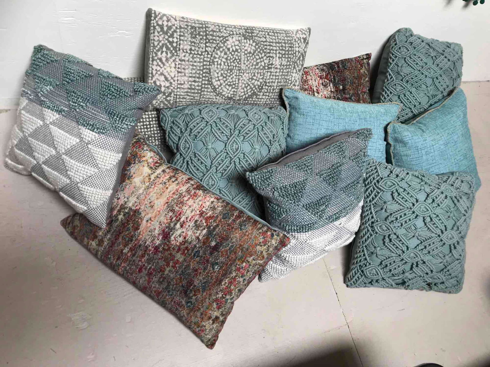 No Shipping  Lot Of Blue And Coordinating Throw Pillows (1 of 7)