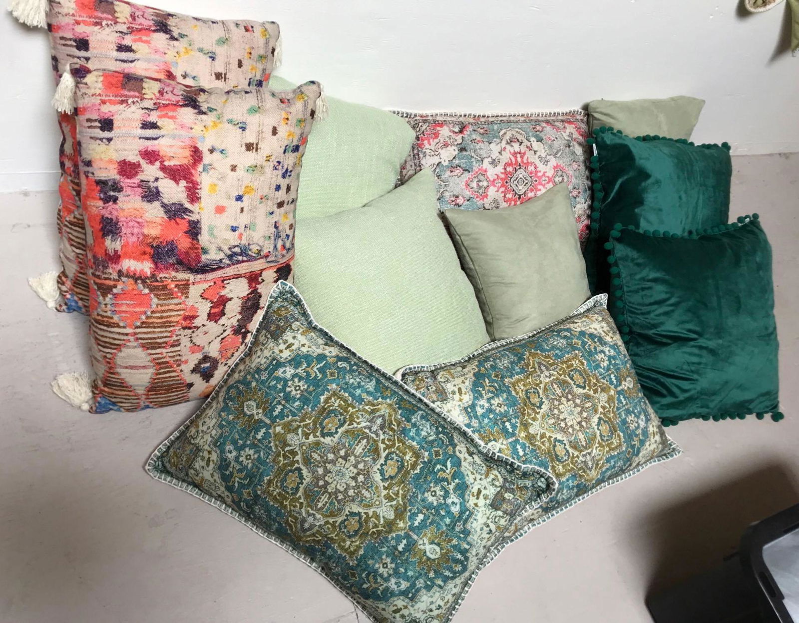 No Shipping  Lot Of Green And Pink Throw Pillows (1 of 4)