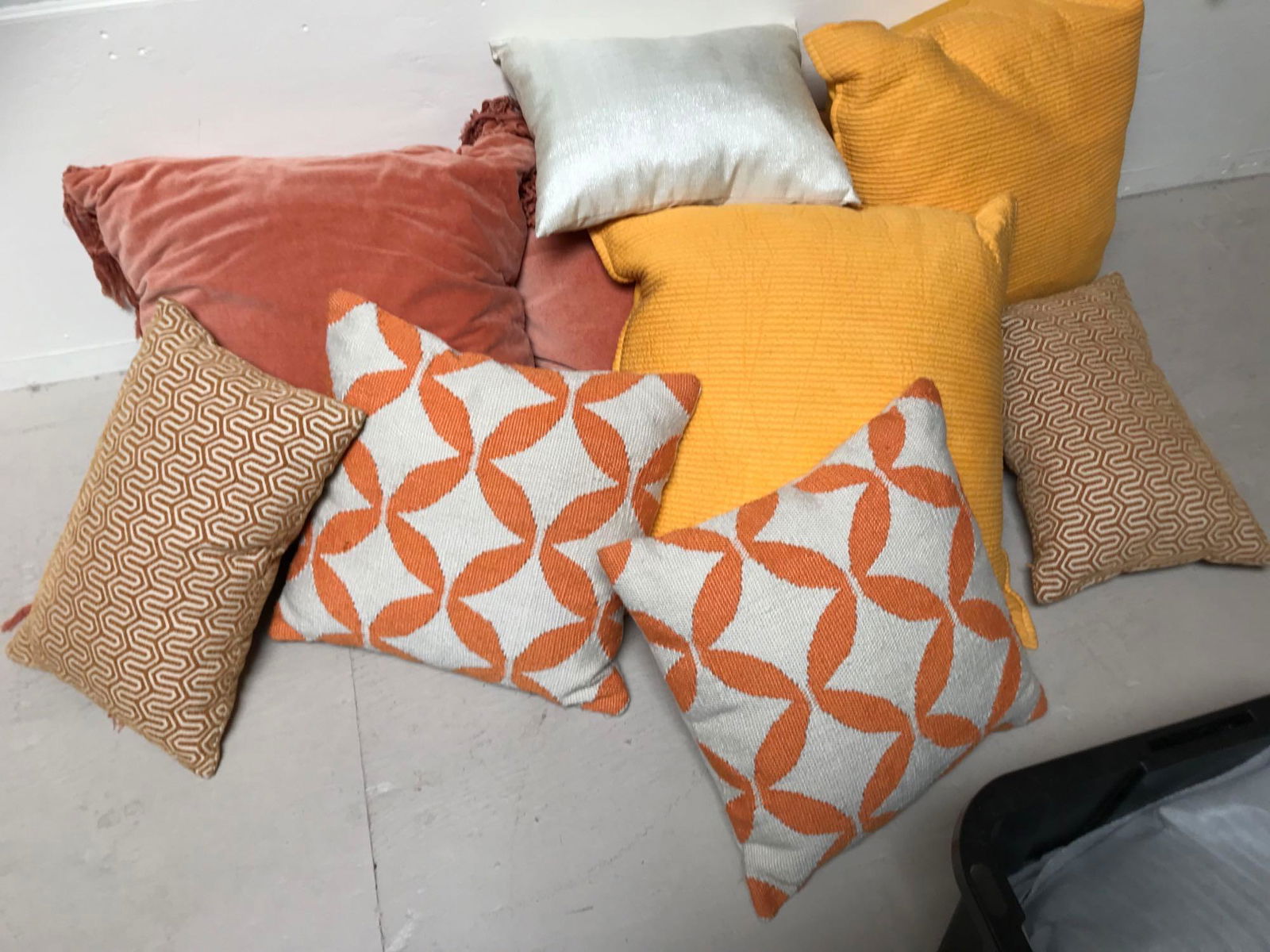 No Shipping  Lot Of Orange And White Throw Pillows (1 of 4)