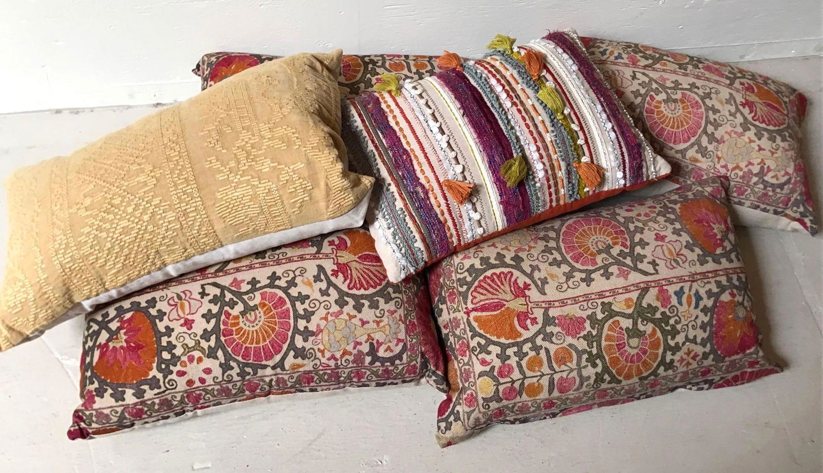 No Shipping Lot Of Colorful Throw Pillows: LOCAL PICK UP ONLY, WESTSIDE SANTA CRUZ, 95060 LOCAL PICK UP ONLY, WESTSIDE SANTA CRUZ, NO SHIPPING, Lot Of Colorful Throw Pillows NO SHIPPING AVAILABLE All items sold as is where is. There are No gua