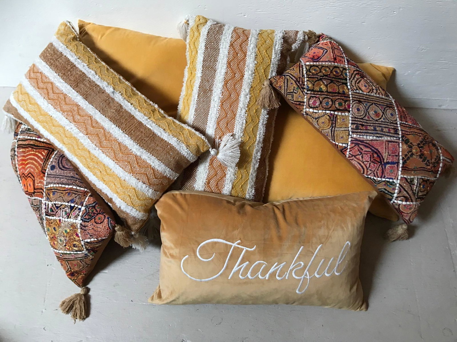 No Shipping Lot Of Gold Throw Pillows: LOCAL PICK UP ONLY, WESTSIDE SANTA CRUZ, 95060 LOCAL PICK UP ONLY, WESTSIDE SANTA CRUZ, NO SHIPPING, Lot Of Gold Throw Pillows NO SHIPPING AVAILABLE All items sold as is where is. There are No guarant