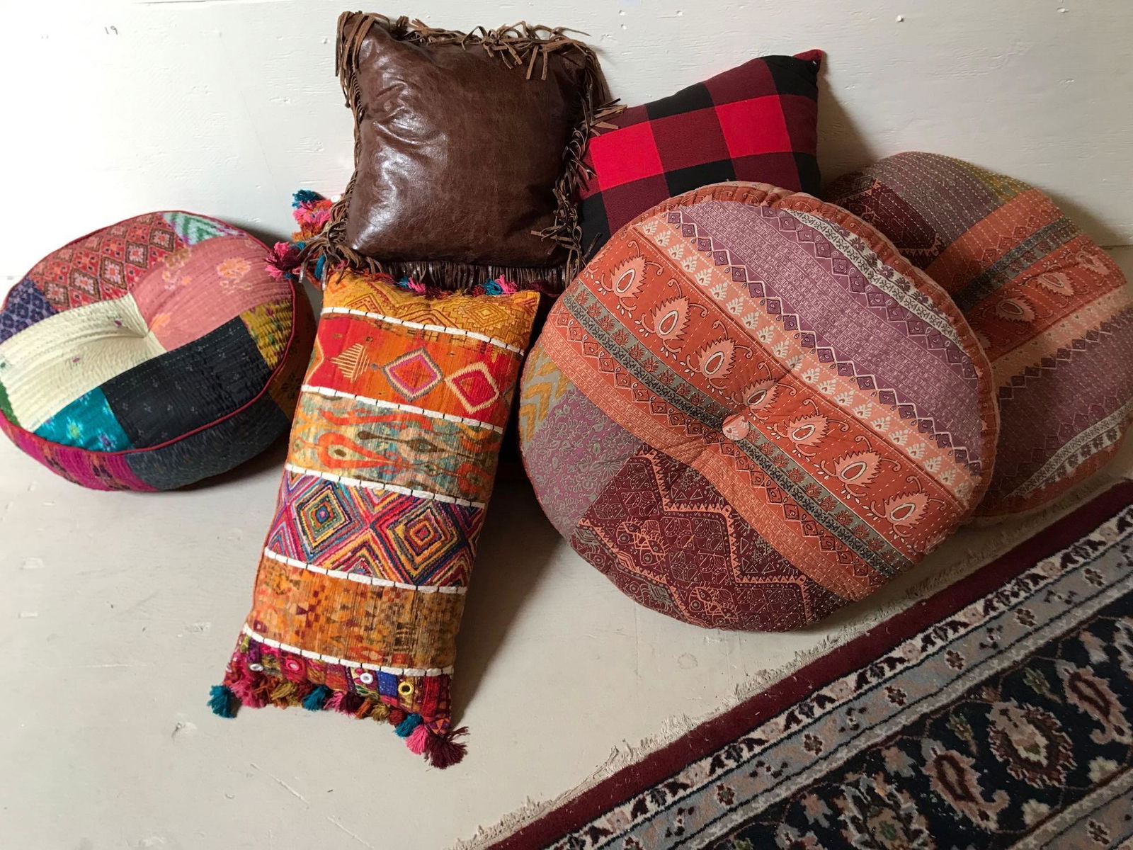 No Shipping  Lot Of Throw Pillows Including Leather (1 of 5)