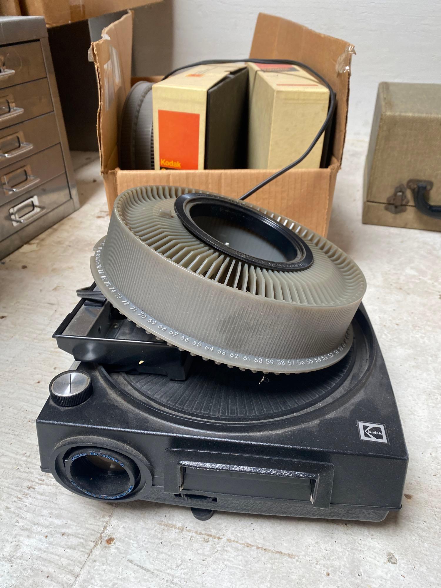 No Shipping  Kodak Carousel Projector With Accessories (1 of 5)