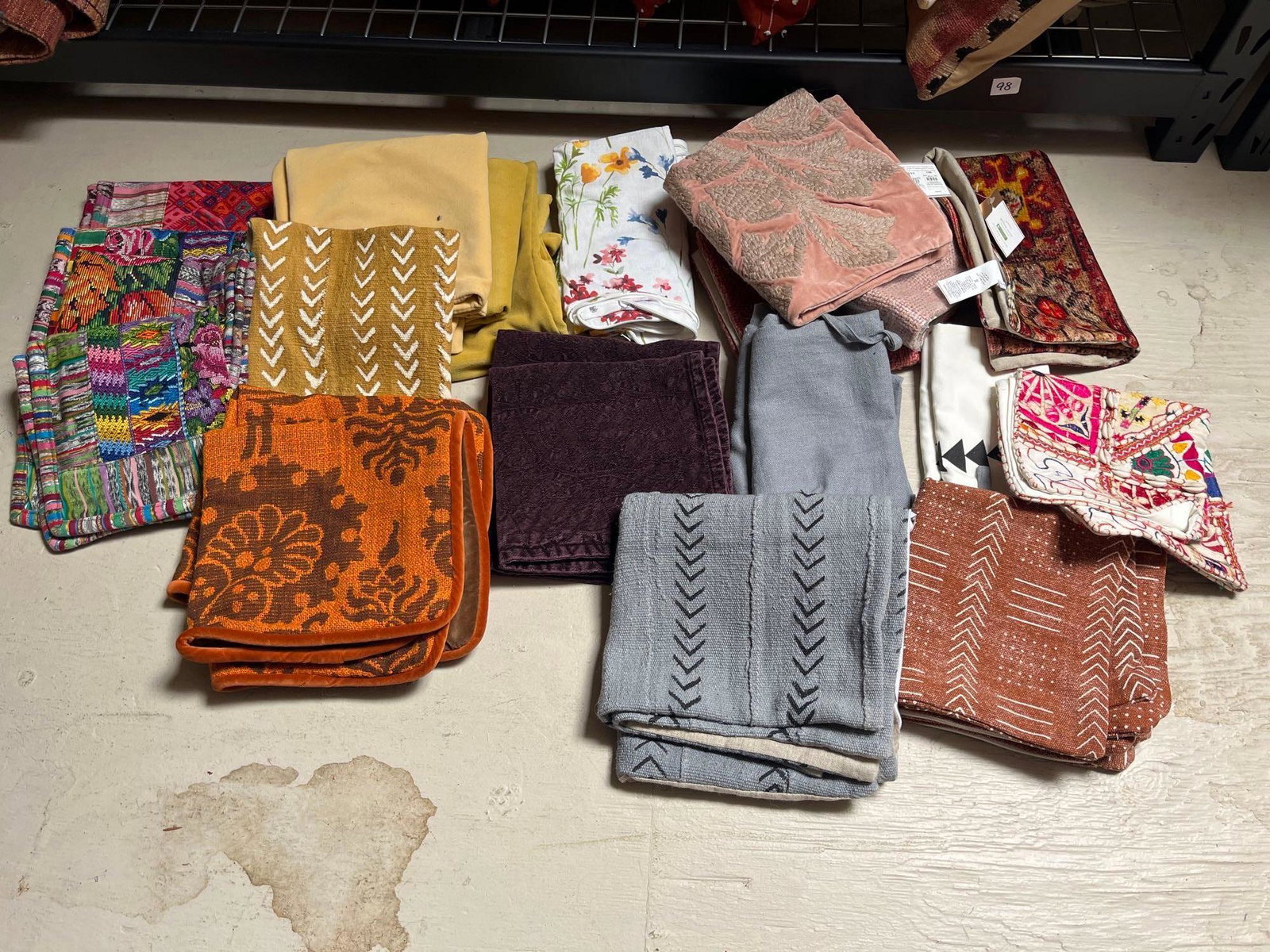 No Shipping Assortment Of Pillow Cases: LOCAL PICK UP ONLY, WESTSIDE SANTA CRUZ, 95060 LOCAL PICK UP ONLY, WESTSIDE SANTA CRUZ, NO SHIPPING, Assortment Of Pillow Cases NO SHIPPING AVAILABLE All items sold as is where is. There are No guaran