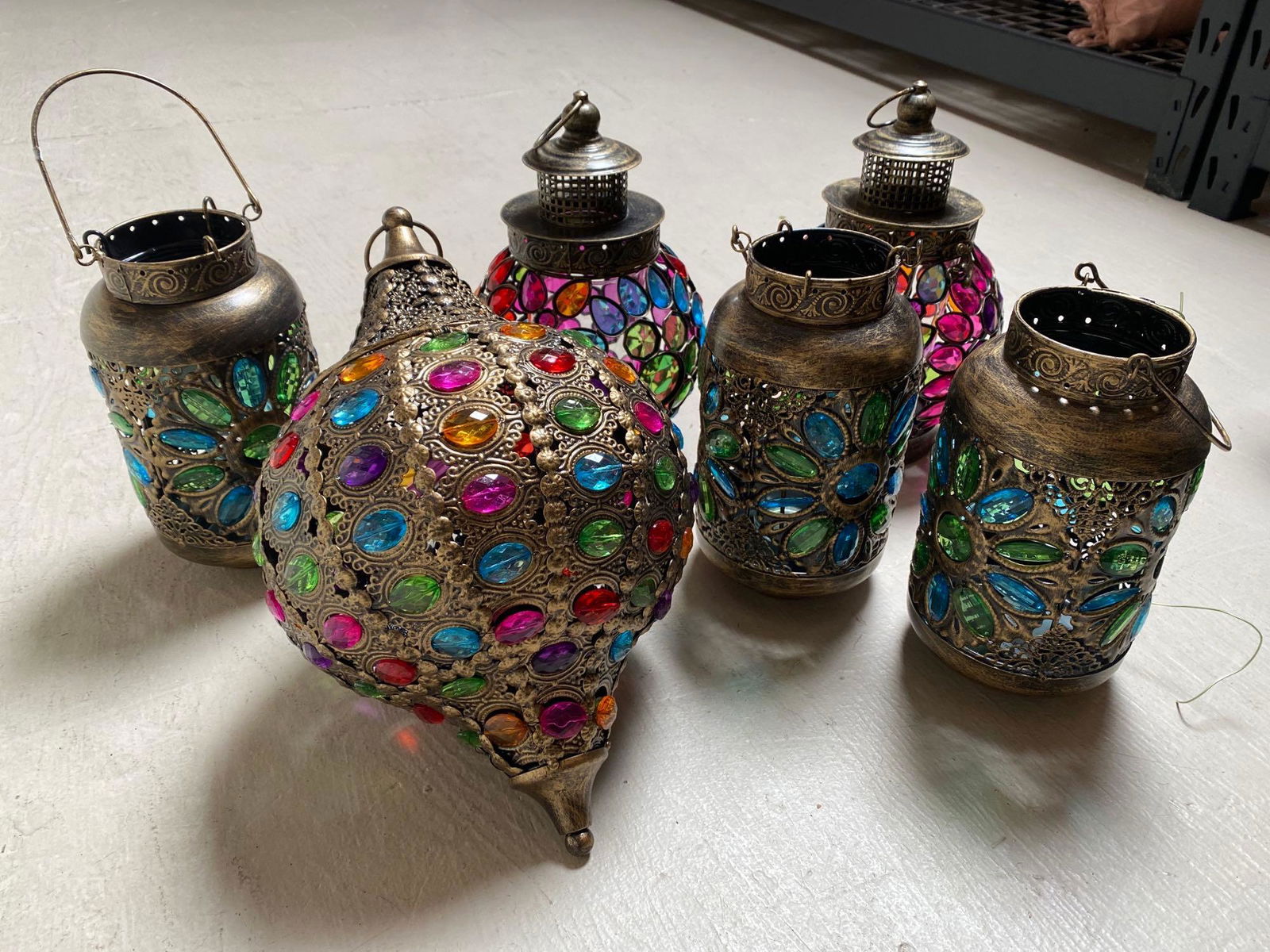 No Shipping Metal Hanging Lanterns.: LOCAL PICK UP ONLY, WESTSIDE SANTA CRUZ, 95060 LOCAL PICK UP ONLY, WESTSIDE SANTA CRUZ, NO SHIPPING, Metal Hanging Lanterns. NO SHIPPING AVAILABLE All items sold as is where is. There are No guarantee