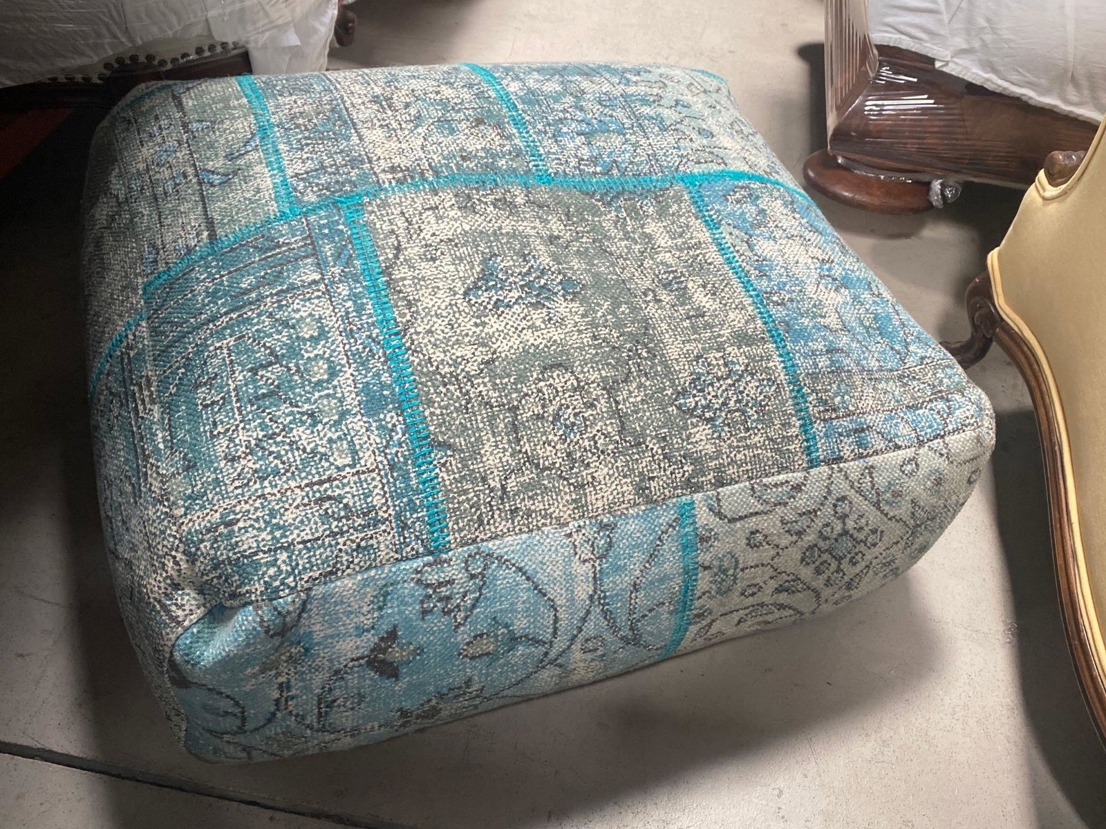 No Shipping Blue & White Pouf: LOCAL PICK UP ONLY, WESTSIDE SANTA CRUZ, 95060 LOCAL PICK UP ONLY, WESTSIDE SANTA CRUZ, 95632 NO SHIPPING, Blue & White Pouf NO SHIPPING AVAILABLE All items sold as is where is. There are No guarantee