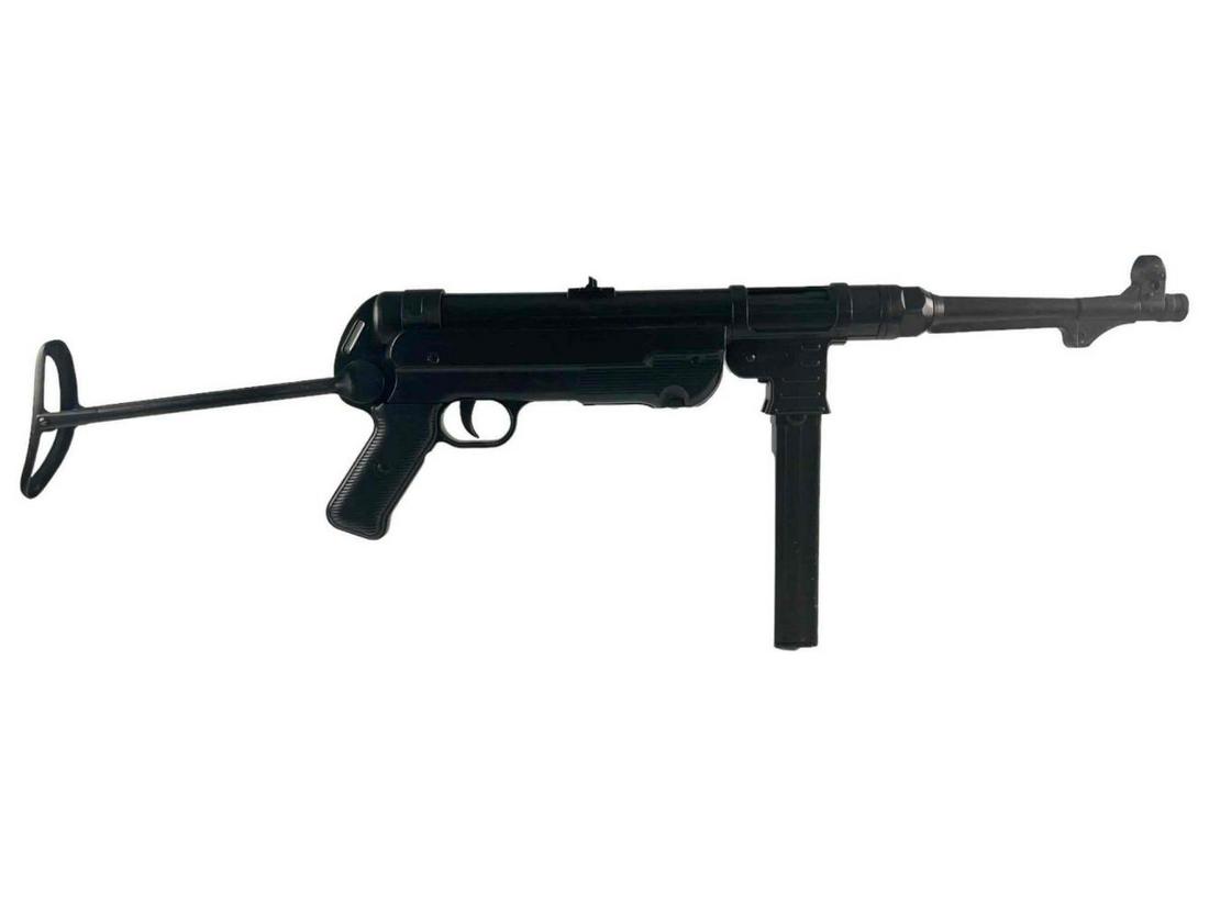German WWII Maschinenpistole MP 40 Submachine Replica Gun: German WWII Maschinenpistole MP 40 Submachine Replica Gun . Approximately 24.25L x 3.0W x 10.5H in.