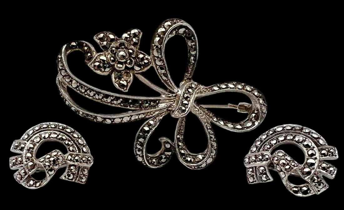 Vintage Sterling Silver Hematite Pin and Earrings: Vintage Sterling Silver Hematite Pin and Earrings.14.8g. Marked 800. Pin Missing One Stone. Largest Item Approximately 2 L x 1.3125 W x 0.5 Inches. Smallest Item Approximately 0.75 L x 0.625 W x 0.375