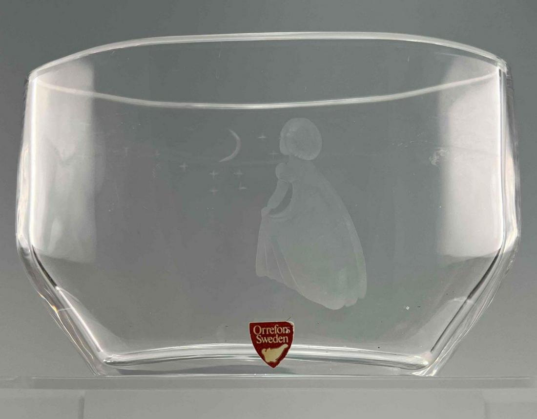 Orrefors Sweden Art Glass Vase: Orrefors Sweden Art Glass Vase. Marked Orrefors Sweden, O/F 2019/111 E6 CL. Approximately 6.375W x 4.0H x 2.375D in.