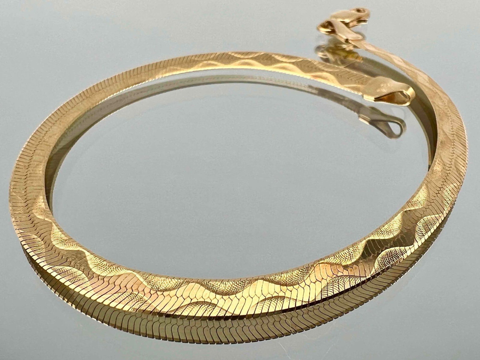 18K Italian Gold Bracelet: 18K Italian Gold Bracelet, 3.6g. Marked 18KT Italy, Milor. Approximately 7.375L x 0.1875W in. ALL CREDIT CARDS WILL BE MANUALLY VERIFIED PRIOR TO SHIPMENT.