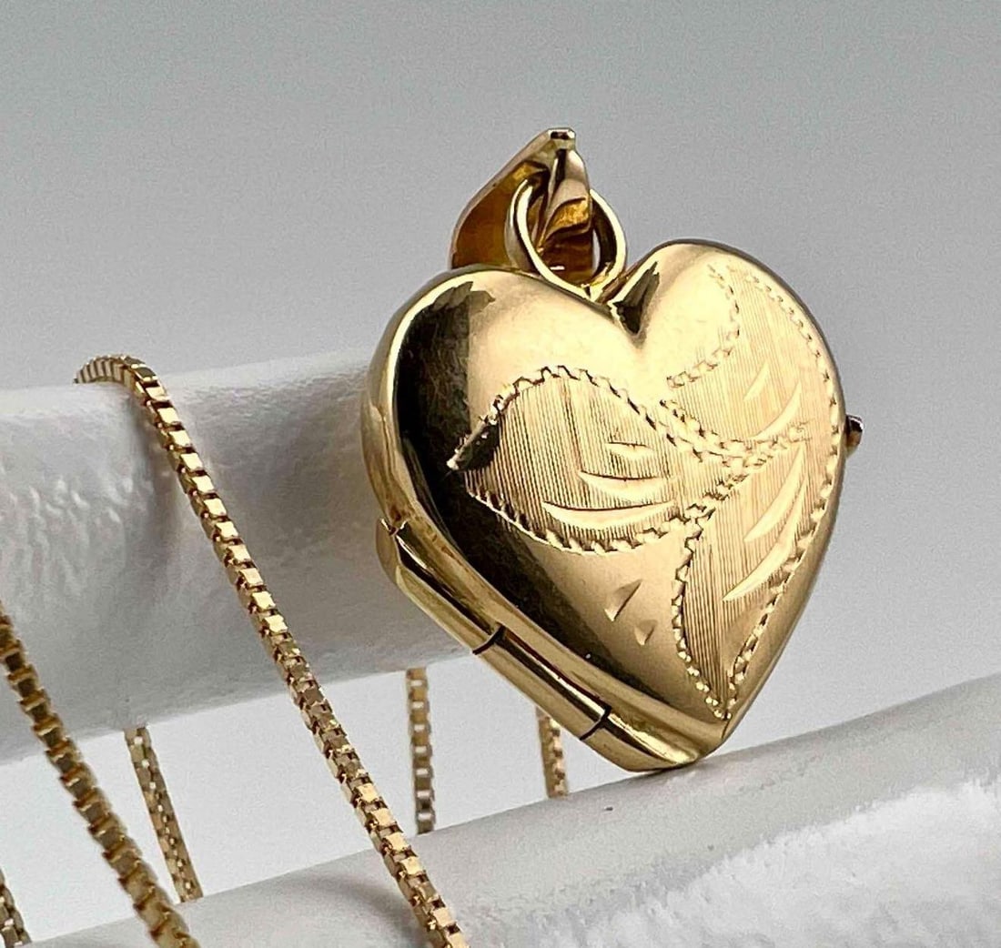 18K Heart Locket Necklace: 18K Heart Locket Necklace, 4.0g. Marked 18Kt Italy, Milor. Locket (Including Bale) Approximately 0.875L x 0.625W in. Chain Approximately 20.0in Long. ALL CREDIT CARDS WILL BE MANUALLY VERIFIED PRIOR T