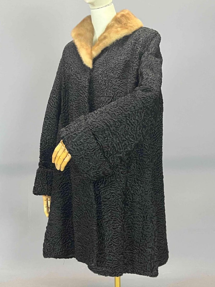 Vintage Virgin Lamb & Mink Coat: Vintage Virgin Lamb & Mink Coat. Total length 39.0in. Shoulders 22in. Chest 48in. Sleeve length 25.0in. All measurements are approximate and taken flat.