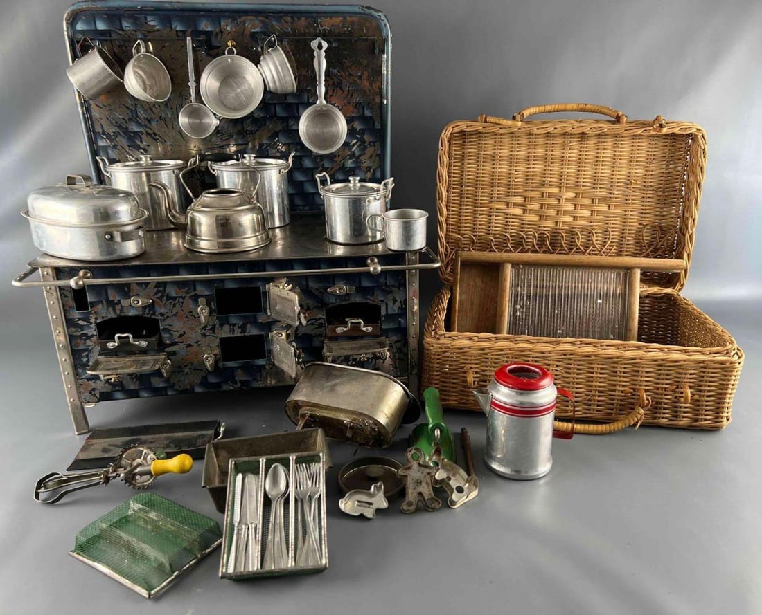 1930's Tin Toy Stove & Play Cooking Equipment (1 of 20)