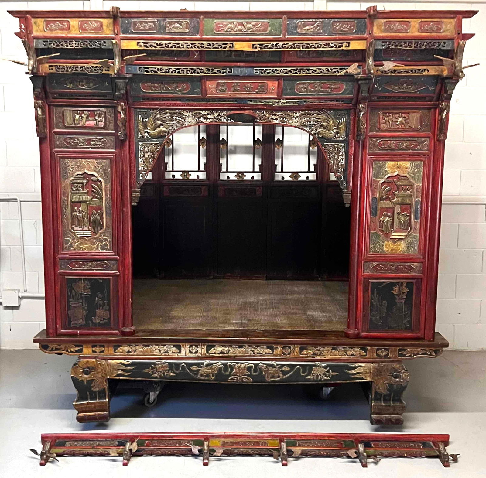 Finely Carved and Lacquered Antique Chinese Wedding Bed (1 of 20)
