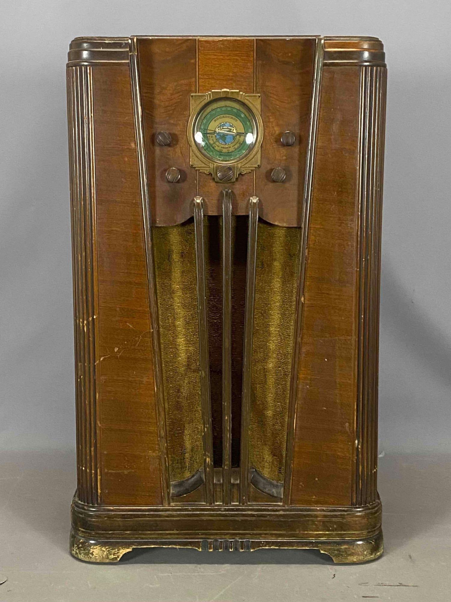 Silvertone Art Deco Radio Console (1 of 10)