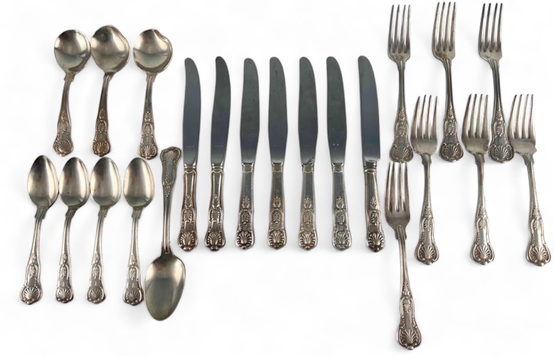 Lot of Silverware from Fairmont Hotel & Drake Hotel: Lot of Silverware from Fairmont Hotel and Drake Hotel. 22 Pieces. Largest (Knife) 8.75L x 0.75W x 0.5D in. Smallest (Spoon) 6.0L x 1.25W x 0.625D in. All Measurements are Approximate. ALL CREDIT 