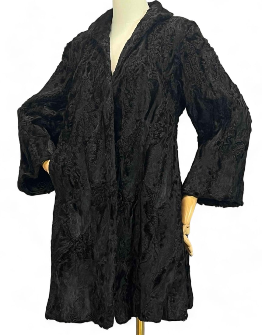 Vintage Fred Benioff Furs Virgin Lamb Coat: Vintage Fred Benioff Furs Virgin Lamb Coat. Total Length 37.0 in. Sleeves 18.0 in. Shoulders 16.0 in. Chest 44.0 in. All Measurements Taken Flat. All Measurements are Approximate.