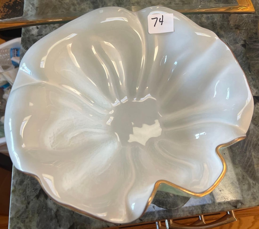 Annie Glass California Art Glass Serving Bowl: Annie Glass California Art Glass Serving Bowl. Approximately 11.5W x 3.5H in. SHIPPING AVAILABLE FOR THIS LOT THOUGH LISTED SHIPPERS Pick-Up will be Thursday Aug 8th & Saturday Aug 10th from 11:00-4:0