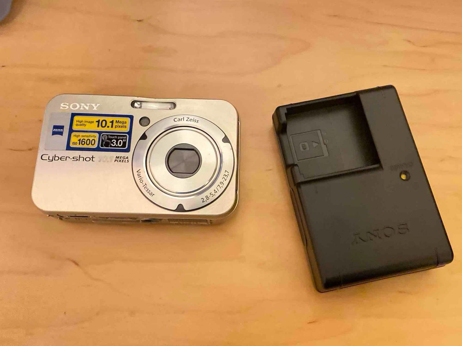 Sony Cyber Shot Digital Camera With Case (1 of 4)
