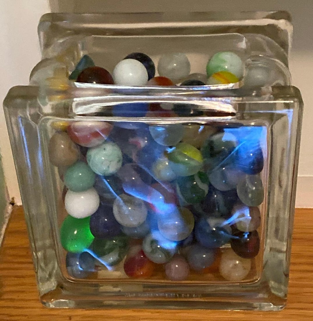 Grouping Of Vintage Marbles: Grouping of Vintage marbles ​​​​​​​SHIPPING AVAILABLE FOR THIS LOT THROUGH LISTED SHIPPERS Pick-Up will be Thursday Aug 8th & Saturday Aug 10th from 11:00-4:0