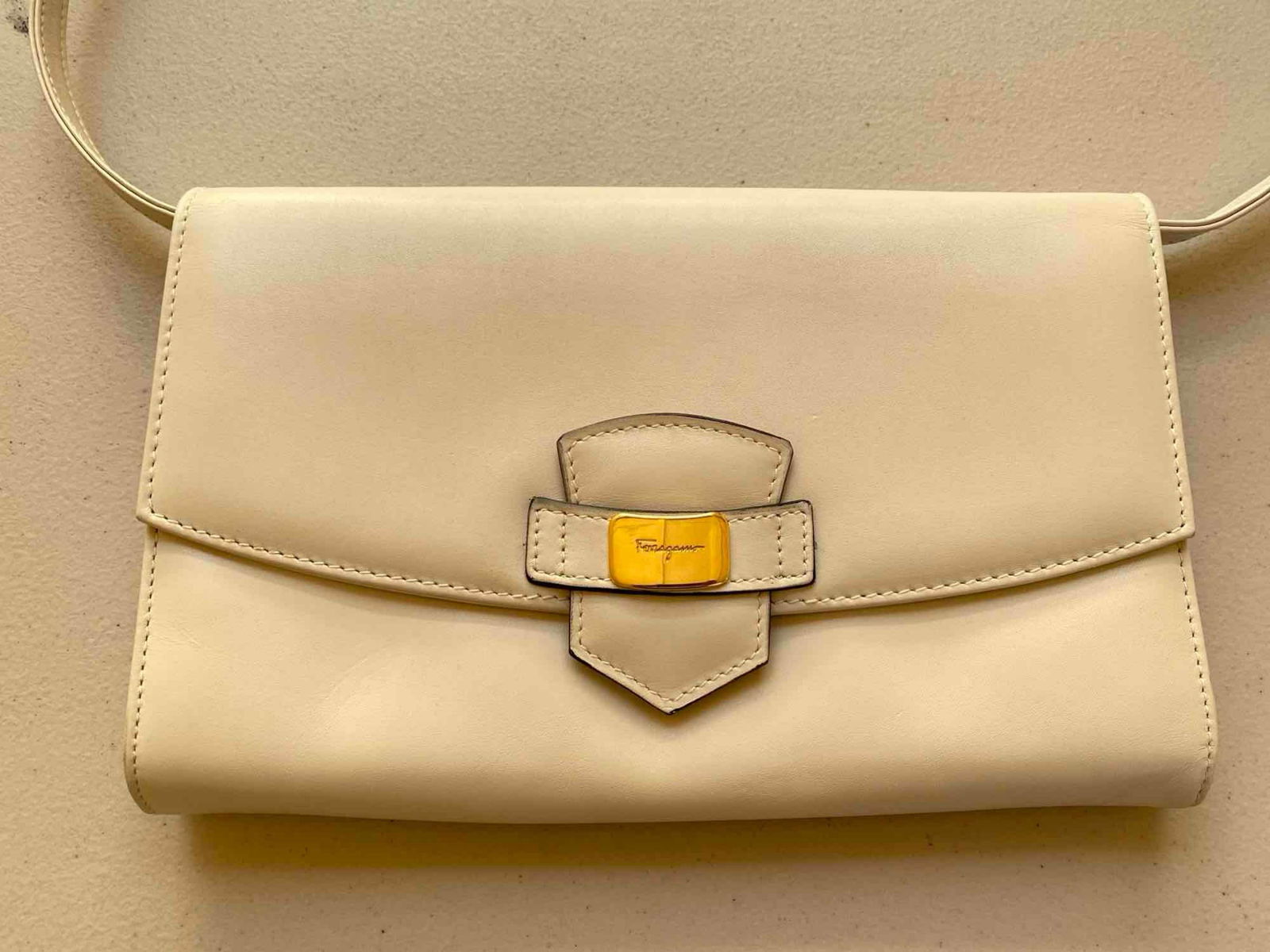 Vintage Salvatore Ferragamo Italian Leather Handbag: Vintage Salvatore Ferragamo Italian Leather Handbag. ​​​​​​​SHIPPING AVAILABLE FOR THIS LOT THROUGH LISTED SHIPPERS Pick-Up will be Thursday Aug 8th & Saturda
