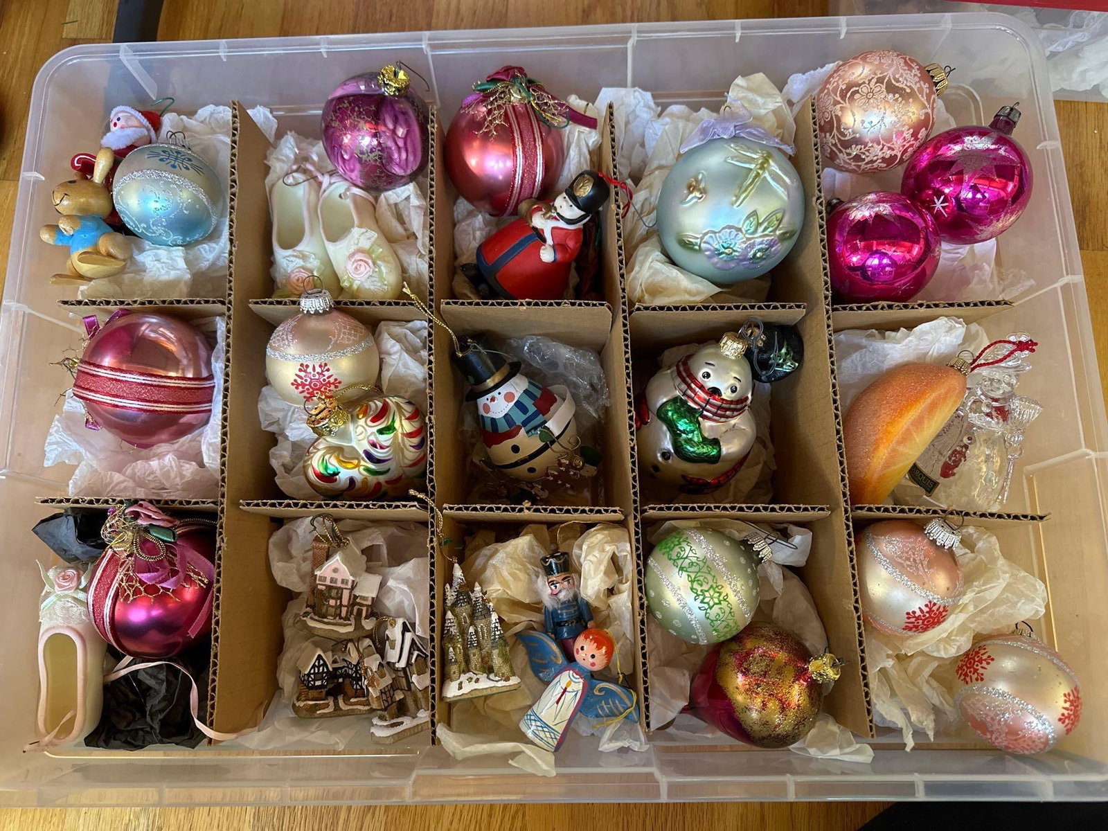 Lot Of Christmas Ornaments, Many With Snow Men: Lot Of Christmas Ornaments, Many With Snow Men ​​​​​​​SHIPPING AVAILABLE FOR THIS LOT THROUGH LISTED SHIPPERS Pick-Up will be Thursday Aug 8th & Saturday Aug 