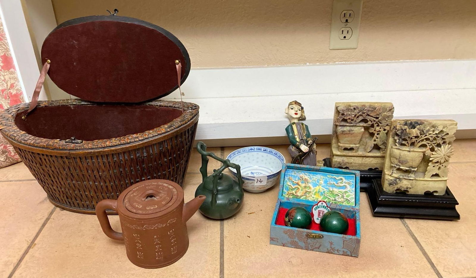 Asian Decorative Items And Collectibles (1 of 11)