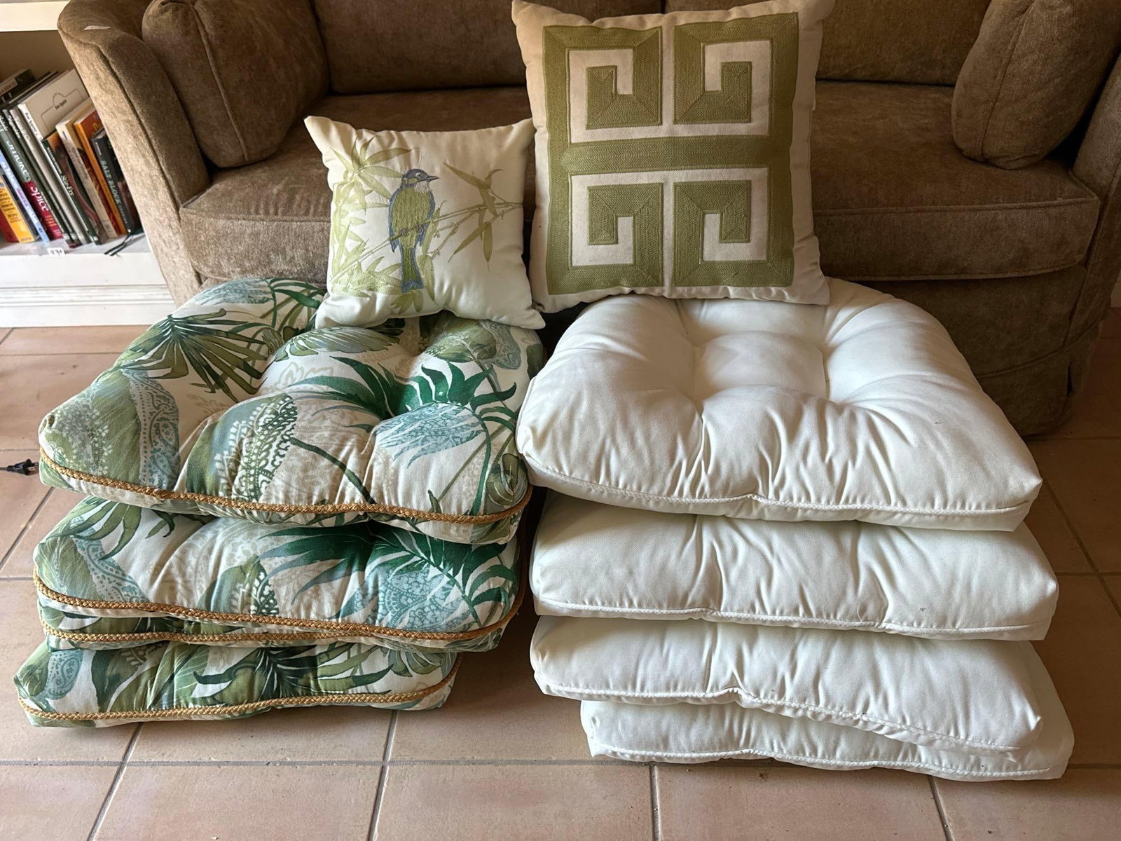 Lot Of Indoor Outdoor Cushions & Pillows: Lot of indoor outdoor cushions & pillows. Cushions approximately 19 x 20 in. NO SHIPPING AVAILABLE FOR THIS LOT, LOCAL PICK UP ONLY