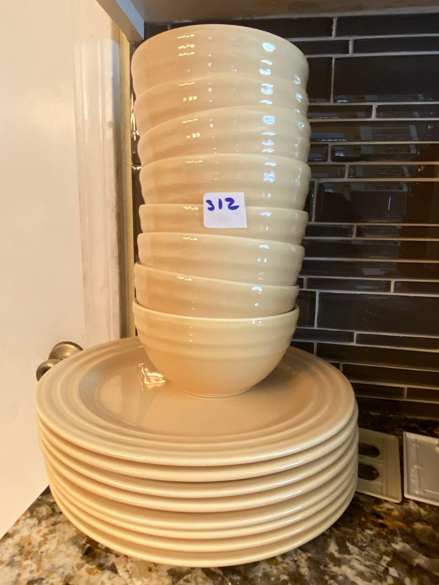 Pier One Eight Piece Bowl & Dinner Plate Set: Pier One Eight Piece Bowl & Dinner Plate Set. Eight large plates and eight bowls NO SHIPPING AVAILABLE FOR THIS LOT, LOCAL PICK UP ONLY