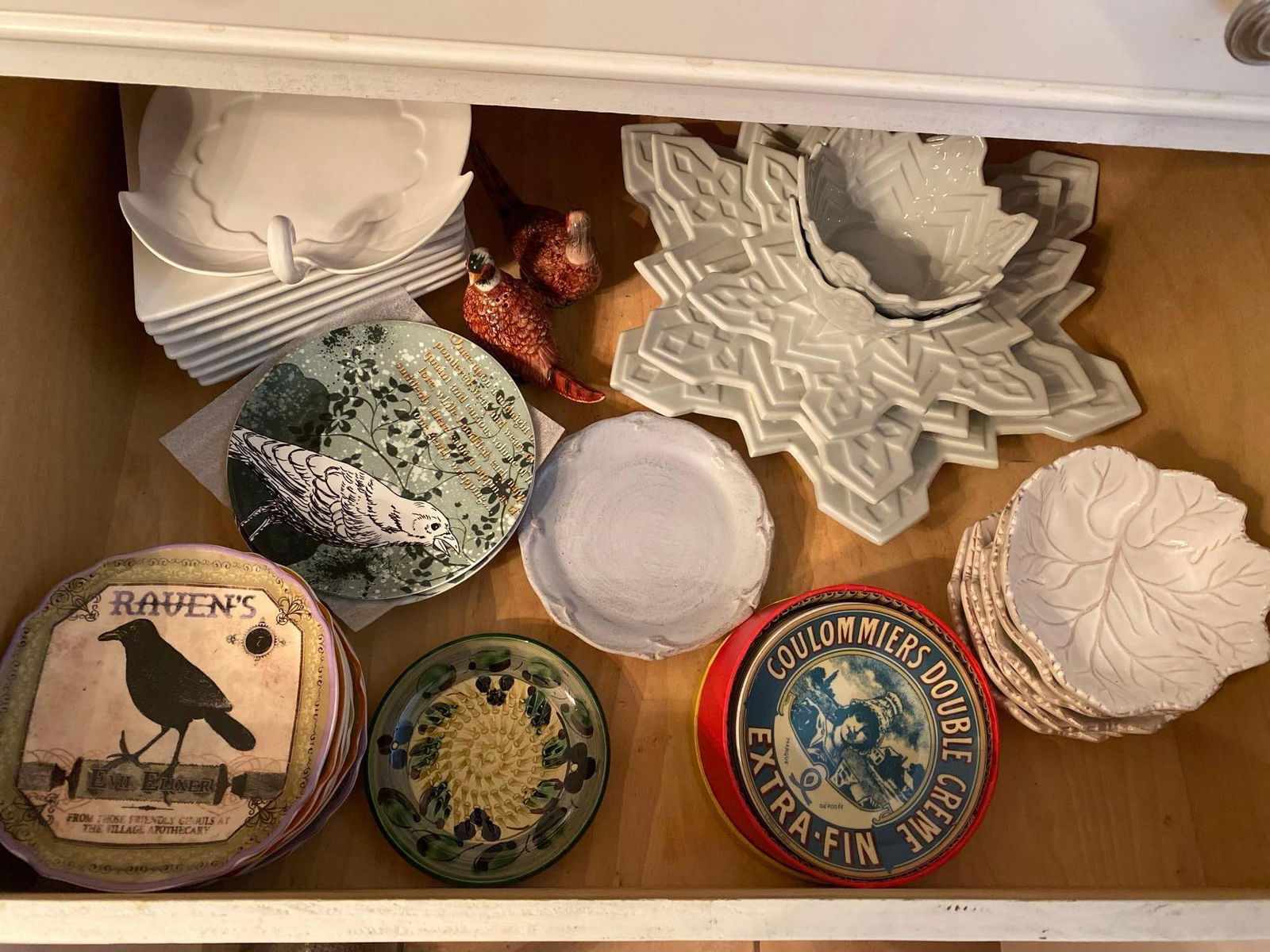 Small Serving Trays And Trivets: Small serving trays and trivets. NO SHIPPING AVAILABLE FOR THIS LOT, LOCAL PICK UP ONLY