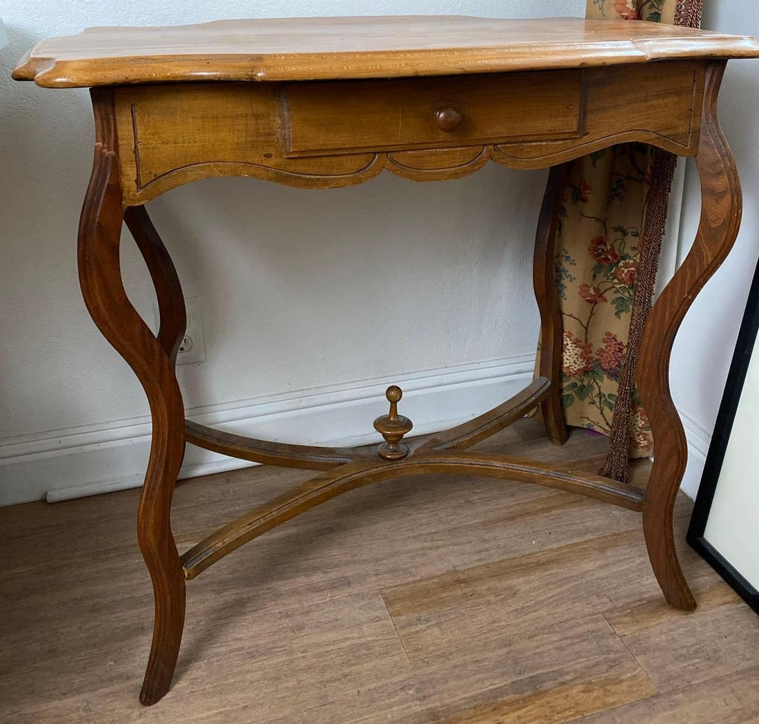 Vintage Wood Accent Table: Vintage wood accent table. Approximately 25.0H x 32.0W x 20.25D in. NO SHIPPING AVAILABLE FOR THIS LOT, LOCAL PICK UP ONLY