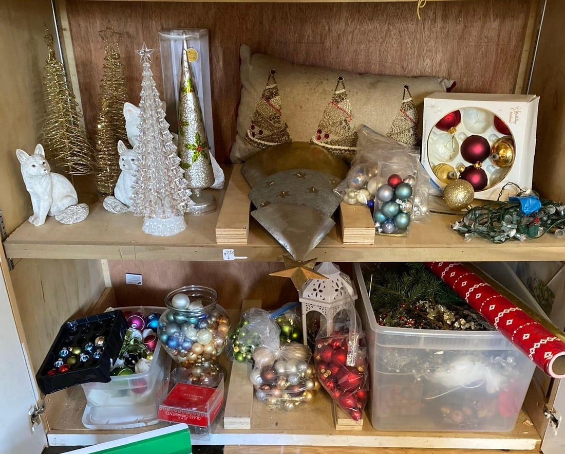 Ornaments & Christmas Decor: Ornaments & Christmas decor. NO SHIPPING AVAILABLE FOR THIS LOT, LOCAL PICK UP ONLY