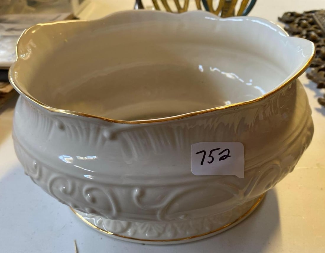 Belleek Irish Porcelain Bowl: Belleek Irish porcelain bowl.