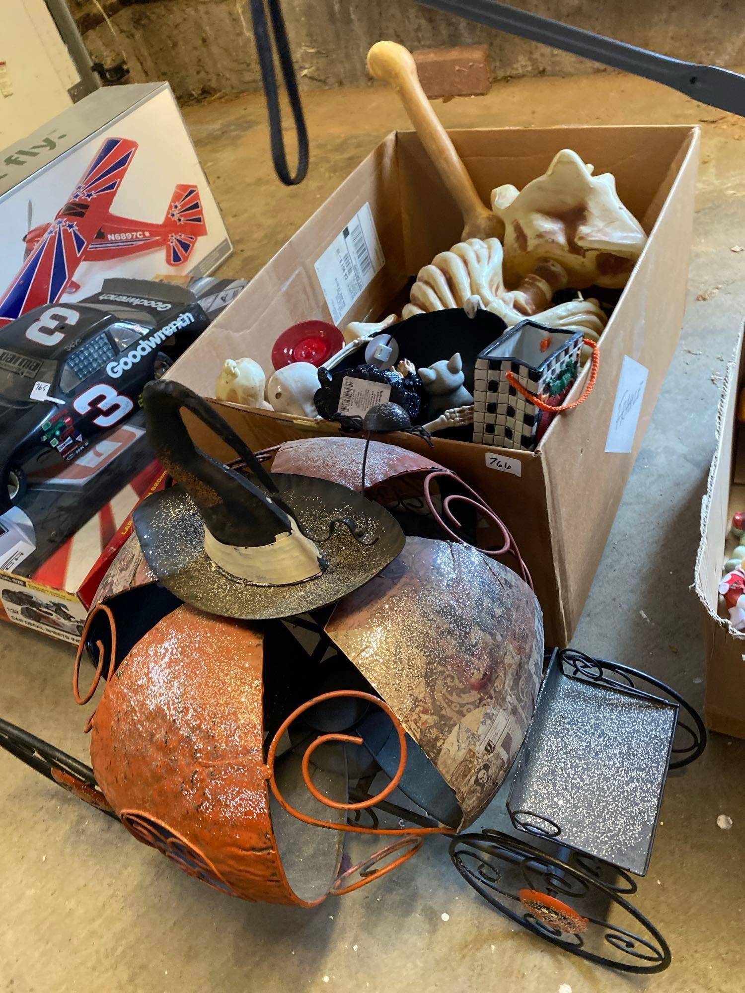 Lot Of Halloween Decorations: Lot of Halloween decorations. NO SHIPPING AVAILABLE FOR THIS LOT, LOCAL PICK UP ONLY