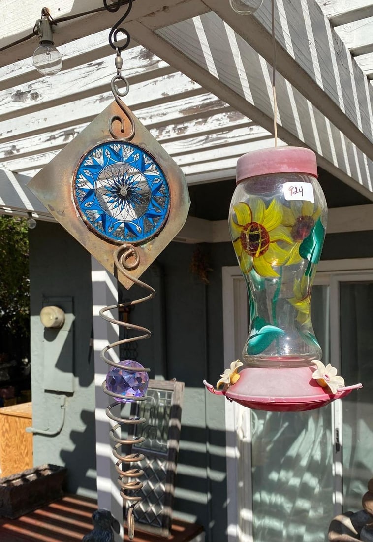 Hummingbird Feeder & Copper Yard Art: Hummingbird feeder & copper yard art. NO SHIPPING AVAILABLE FOR THIS LOT, LOCAL PICK UP ONLY
