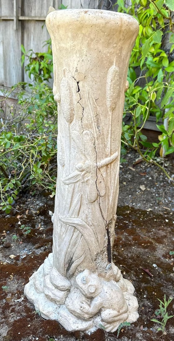 Cement Plant Stand With Frog Motif: Cement plant stand with frog motif. NO SHIPPING AVAILABLE FOR THIS LOT, LOCAL PICK UP ONLY