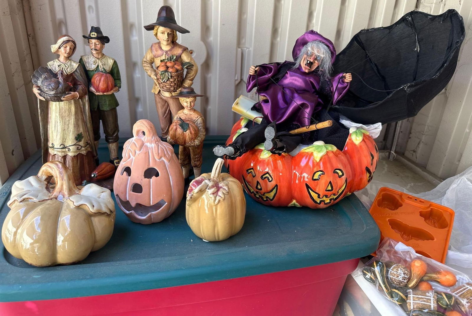 Lot Of Halloween & Thanksgiving Decor: Lot of Halloween & Thanksgiving decor. NO SHIPPING AVAILABLE FOR THIS LOT, LOCAL PICK UP ONLY