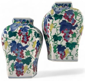 Pair Chinese Grape Vine Wucai Enamel Decorated Porcelain Vases, Tongzhi Mark