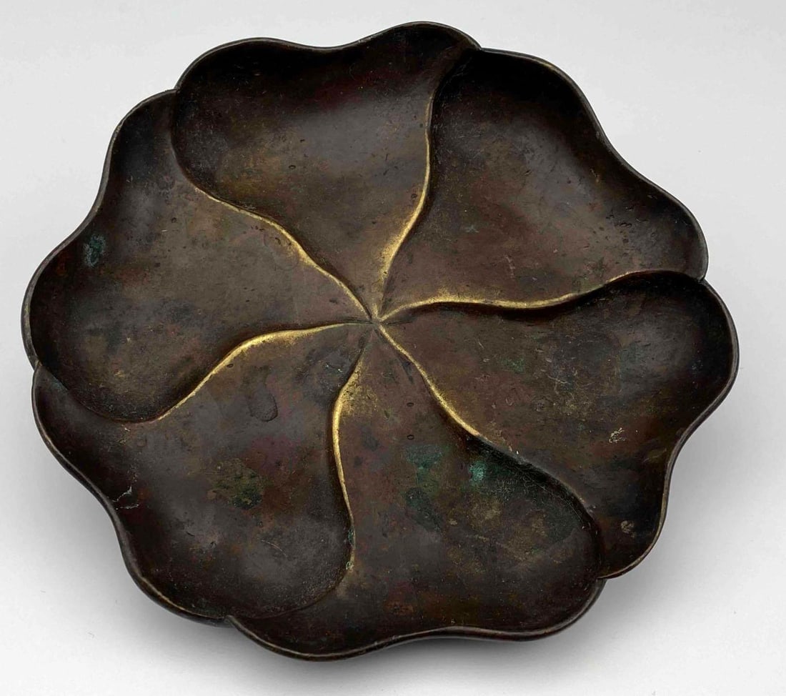 Finely Cast Bronze Lilypad Dish, Chinese or Japanese: Finely Cast Bronze Lilypad Dish, Chinese or Japanese. Approximately 5.75L x 5.75W x 1.125H in.