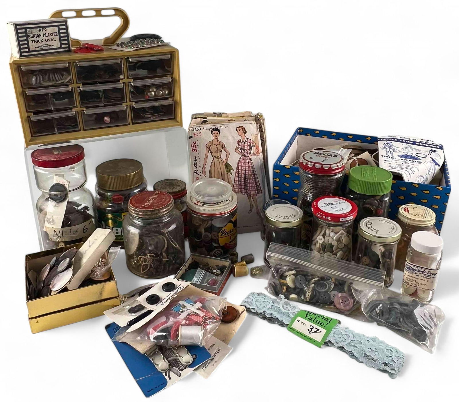 Large Lot Of Vintage Buttons & Sewing Patterns (1 of 20)