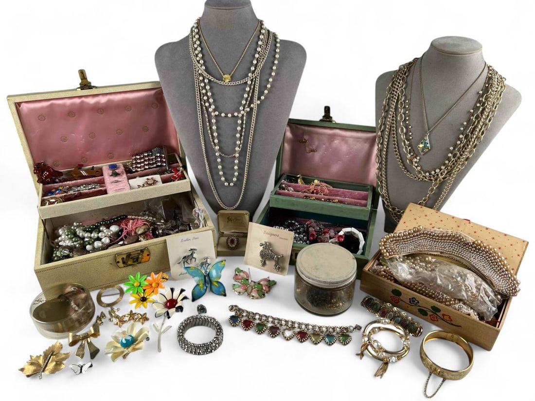 Lot Of Vintage Costume Jewelry (1 of 12)